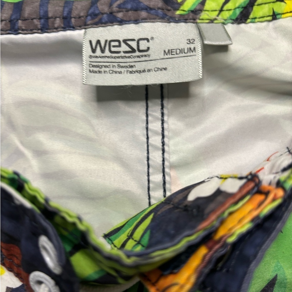 WESC size Medium/32 Tropical print swim trunks - Picture 3 of 4